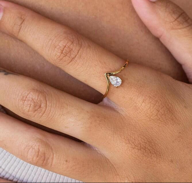 Teardrop White Diamind V Ring