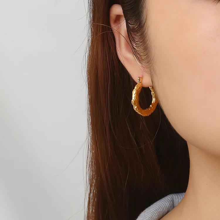 Curvy Round Hoop Earring
