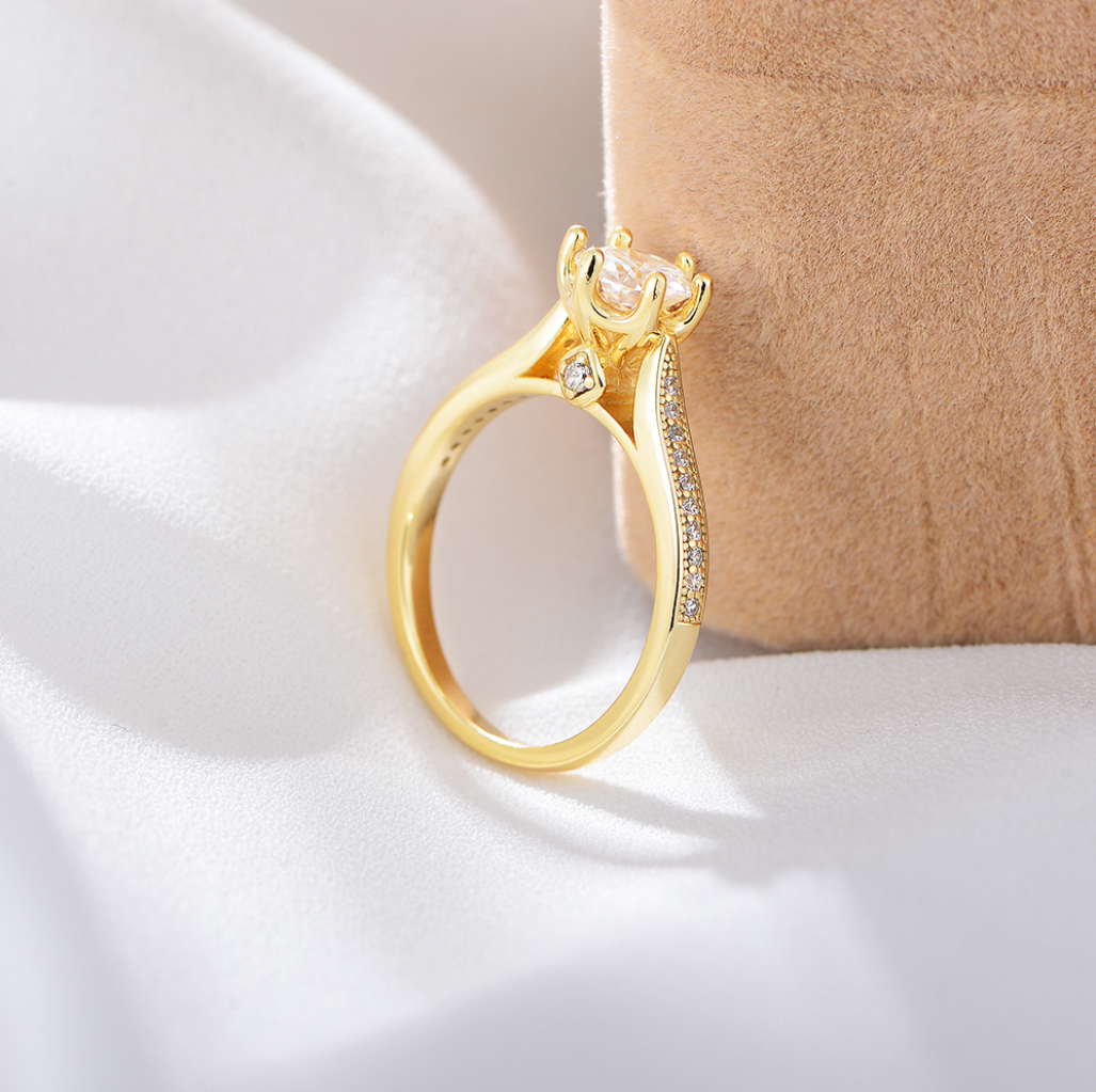 Luxury Fine Round Diamond Ring