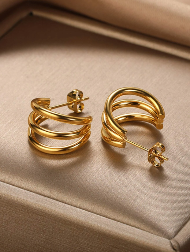 C-shaped Curved Line Hoop Stud