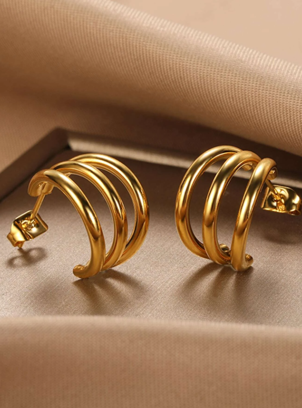 C-shaped Curved Line Hoop Stud