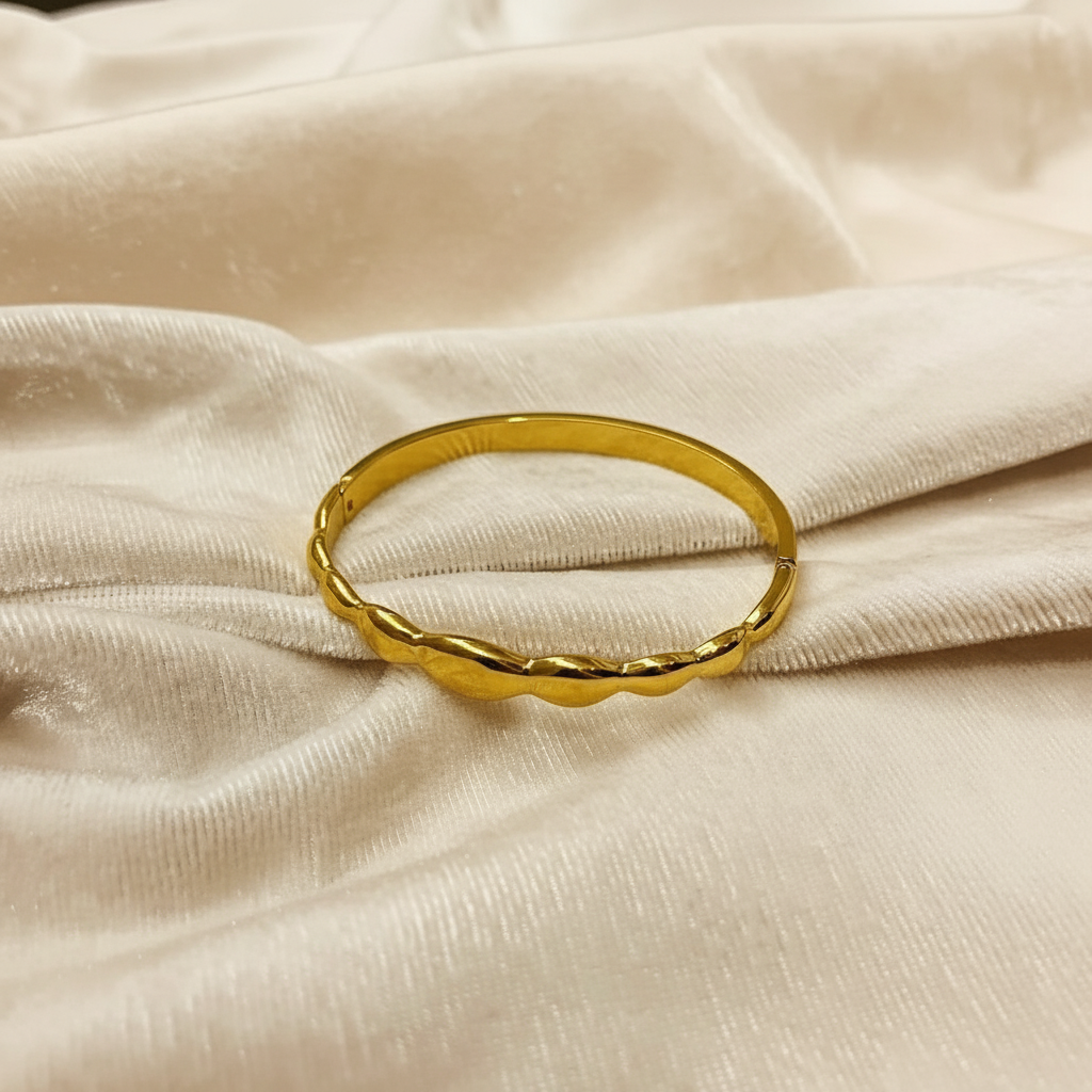 Aura Luxe Classic Bangle