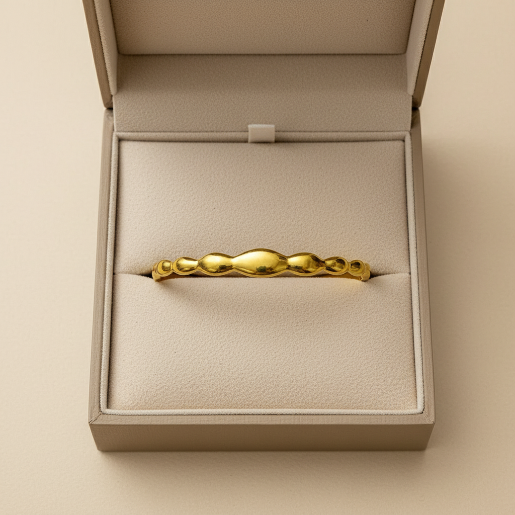 Aura Luxe Classic Bangle