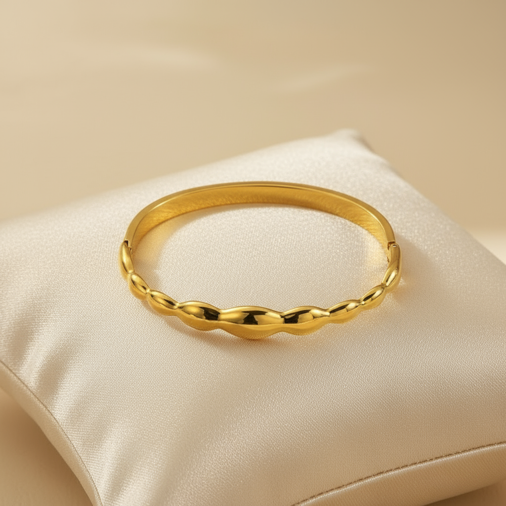 Aura Luxe Classic Bangle