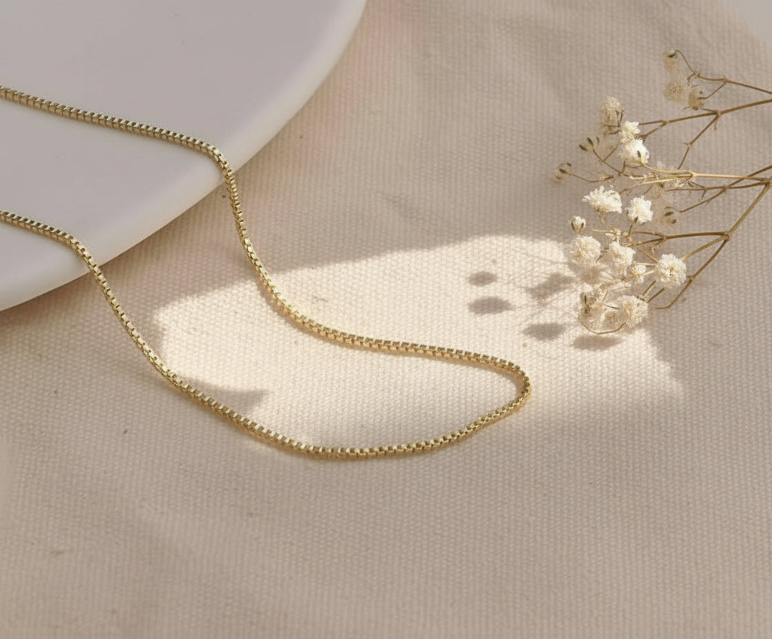 Velora Thin Glow Chain