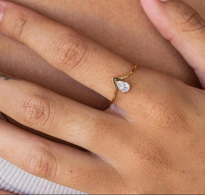 Teardrop White Diamind V Ring