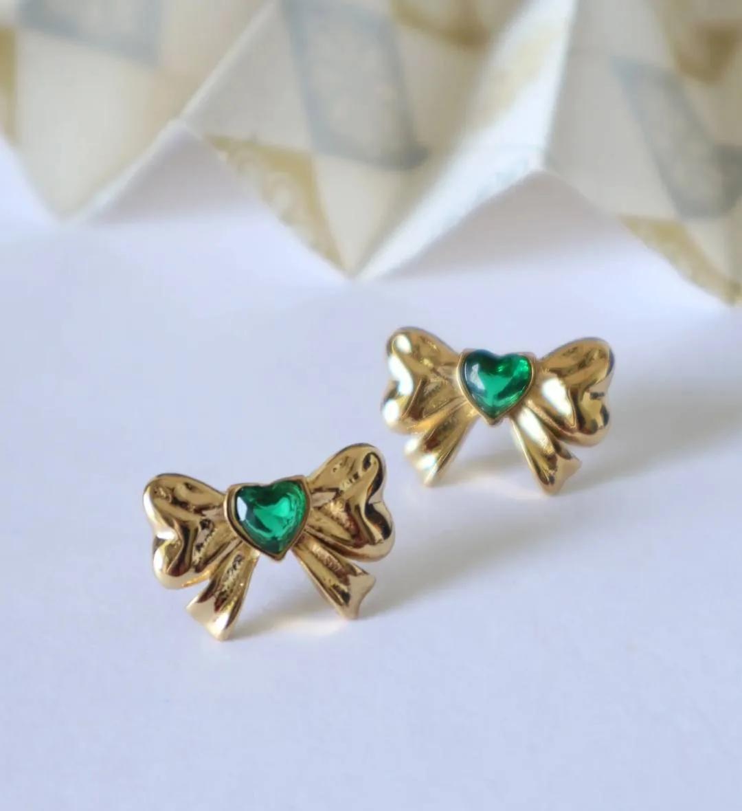 Bow With Heart Shaped Diamond