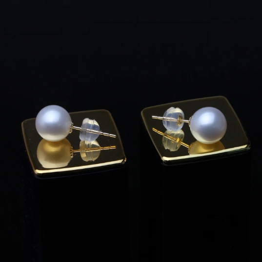 Round Freshwater Pearl Stud Earring